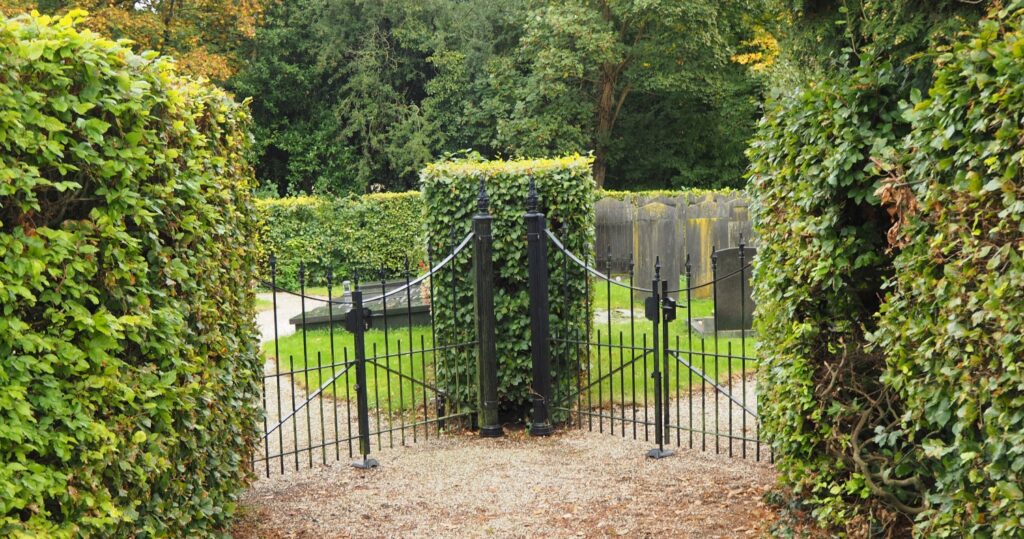 Culemborg- plitsing van het hoofdpad met twee negentiende-eeuwse ijzeren hekken die toegang geven tot rechts de joodse en links de oudkatholieke begraafplaats.